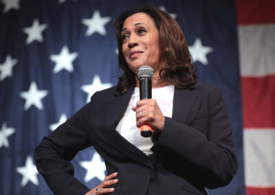 Powerful in Pearls and Willie Brown’s Mistress: a Computational Analysis of Gendered News Coverage of Kamala Harris on the Partisan Extremes